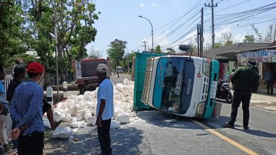 As Roda Patah, Truk Pengangkut Material Terguling di Semanu