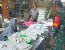 *Babinsa Purwodiningratan Sambangi Pasar Tradisional Sampaikan Pesan Kebersihan*