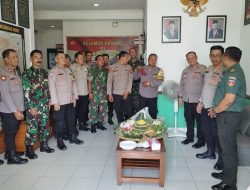 *Ucapkan Selamat HUT Ke-79 TNI, Kapolsek Jebres Beserta Jajarannya Datangi Kantor Koramil 04/Jebres*