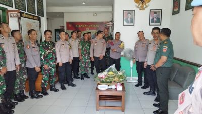 *Ucapkan Selamat HUT Ke-79 TNI, Kapolsek Jebres Beserta Jajarannya Datangi Kantor Koramil 04/Jebres*