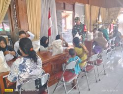 *Babinsa Sangkrah Pantau Penyaluran Bantuan Beras Dari Bulog, Pastikan Bantuan Tidak Salah Alamat*