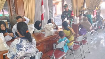*Babinsa Sangkrah Pantau Penyaluran Bantuan Beras Dari Bulog, Pastikan Bantuan Tidak Salah Alamat*