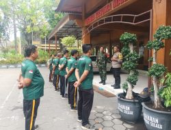 *Kolaborasi Babinsa Dan Bhabinkamtibmas Kelurahan Manahan Berikan Arahan Dan Latihan PBB Kepada Linmas*