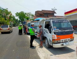 Polisi Tindak Puluhan Dump Truk Muatan Tanah Galian C Tidak Tertip Muatan