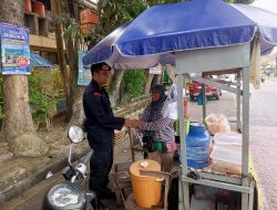 Hampiri Warga, Personel Detasemen Gegana Sampaikan Pesan – Pesan Pilkada 2024 Damai dan Kondusif