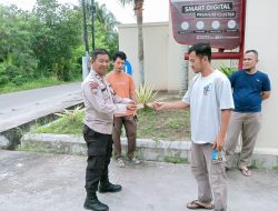 Inplementasikan Program Kompetisi Tarkam, Bhabinkamtibmas Rumbai Sebar Kartu Nama