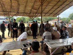 Jelang Pilkada 2024 Brimob Polda Riau Sambangi Pasar Kamis Sampaikan Pesan Cooling System
