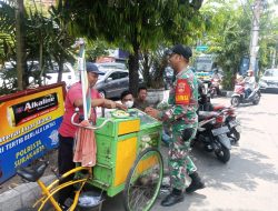 *Babinsa Purwodiningratan Ingatkan Pedagang Buah Keliling Jaga Kebersihan Dan Keselamatan Saat Berjualan*