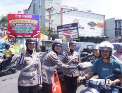 Satgas Preemtif dan Ban Ops Sosialisasikan Tertib Berkendara Sambil Bagikan Makanan Jum’at Berkah