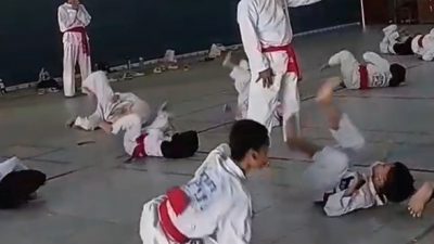 Pendekar Perisai Diri Herwanto SE Dari Bantul Jogjakarta memberikan Materi Pelatihan Gladi Bersih Di Gedung Olah Raga Caturharjo Bantul.