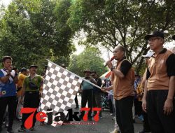 Sekda Pati Lepas Peserta Jalan Santai Peringatan HUT Ke-79 PGRI Dan Hari Guru Nasional Tahun 2024