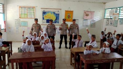 Polsek Sungai Keruh membagikan Susu Gratis Pada anak anak SDN 2 Setia Jaya.