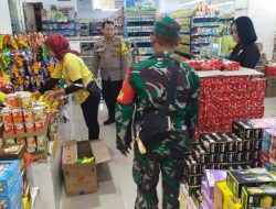 *Bersama Bhabinkamtibmas, Babinsa Kelurahan Nusukan Cek Harga Sembako di Swalayan Luwes Nusukan*