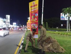 Reklame Yang Berdiri di Tampan Simpang 3 Bandara Ditertibkan Personil Satpol PP Pekanbaru