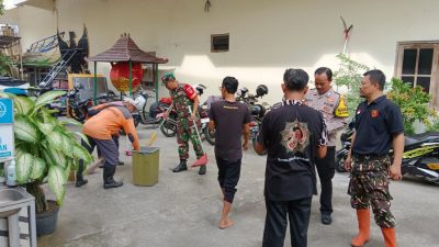 *Guyub Rukun…!! Babinsa Bersama Perangkat Kelurahan Sudiroprajan Kerja Bakti Bersihkan Kantor Serta Pendopo Kelurahan*