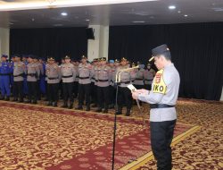 Kapolda Sumsel Irjen Pol. Andi Rian R Djajadi. Sik. MH. Beri Penghargaan Kepada Personel Polda yang Berprestasi.