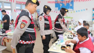 Direktorat Samapta Polda Sumatera Selatan (Sumsel) ikut mensosialisasikan program makan sehat Dan bergizi.