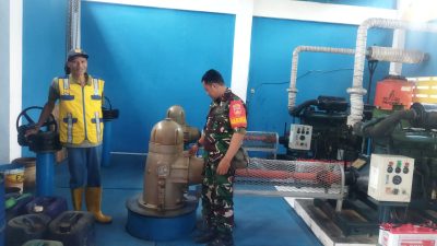 *Antisipasi Bencana Banjir, Babinsa Pucangsawit Cek Kondisi Pintu Air Dan Mesin Pompa Air*