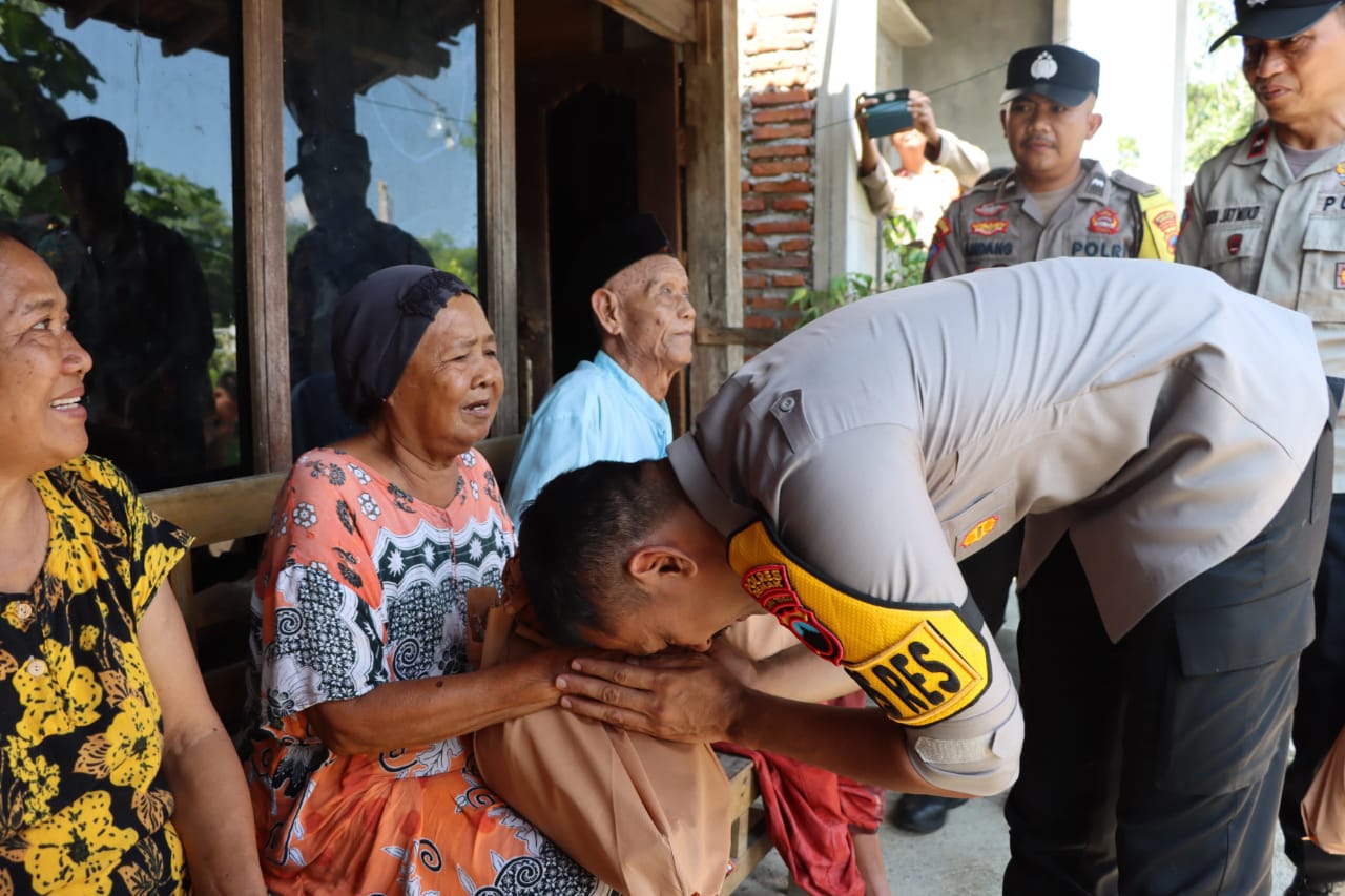 Salurkan Bantuan Sosial Polres Demak Peduli Masyarakat Kurang Mampu