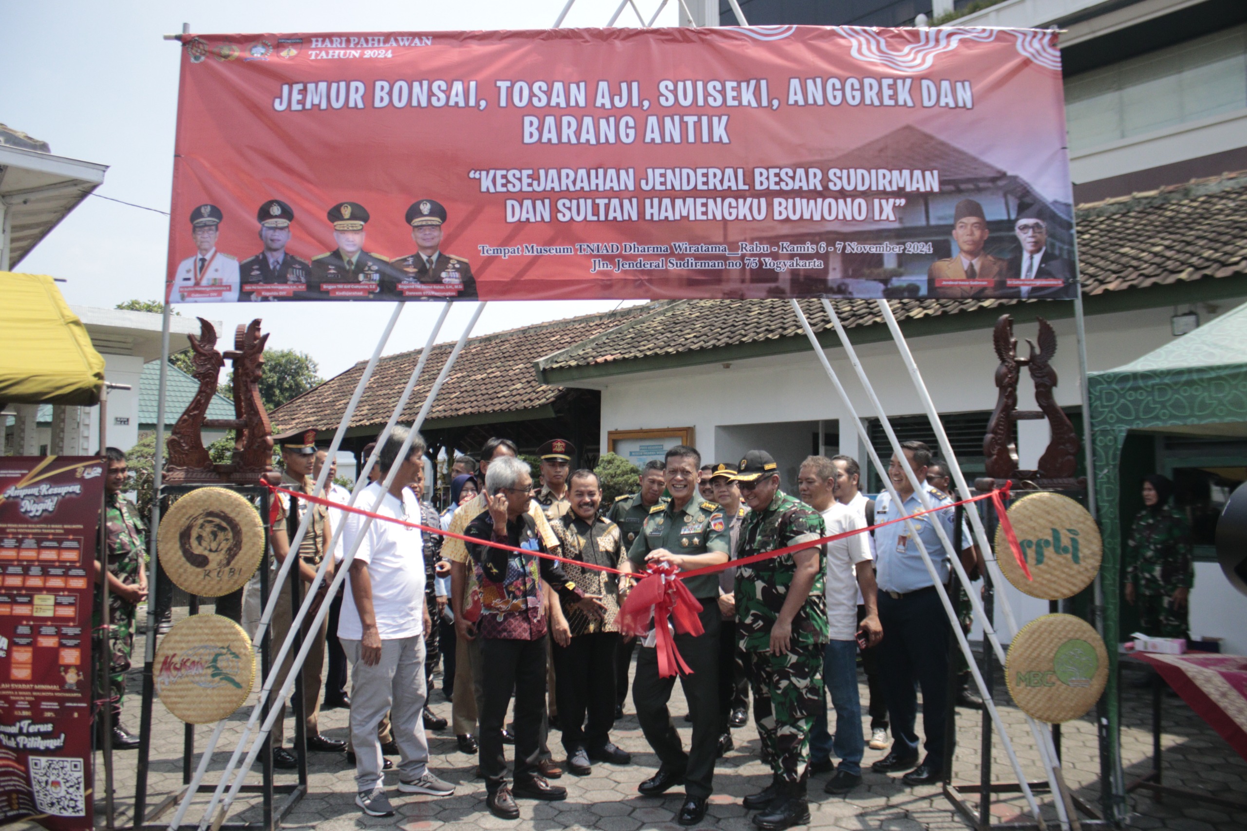 Kasrem 072/Pamungkas Hadiri Pembukaan Pasar Kreatif Bazar dan Pemeriksaan Kesehatan Gratis dalam Rangka Peringatan Hari Pahlawan