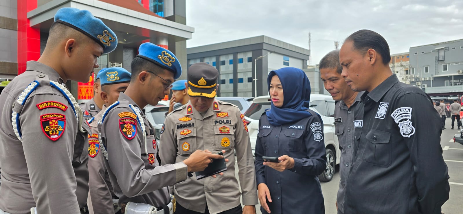Dadakan Propam Polda Sumsel Memeriksa Handphone anggota.