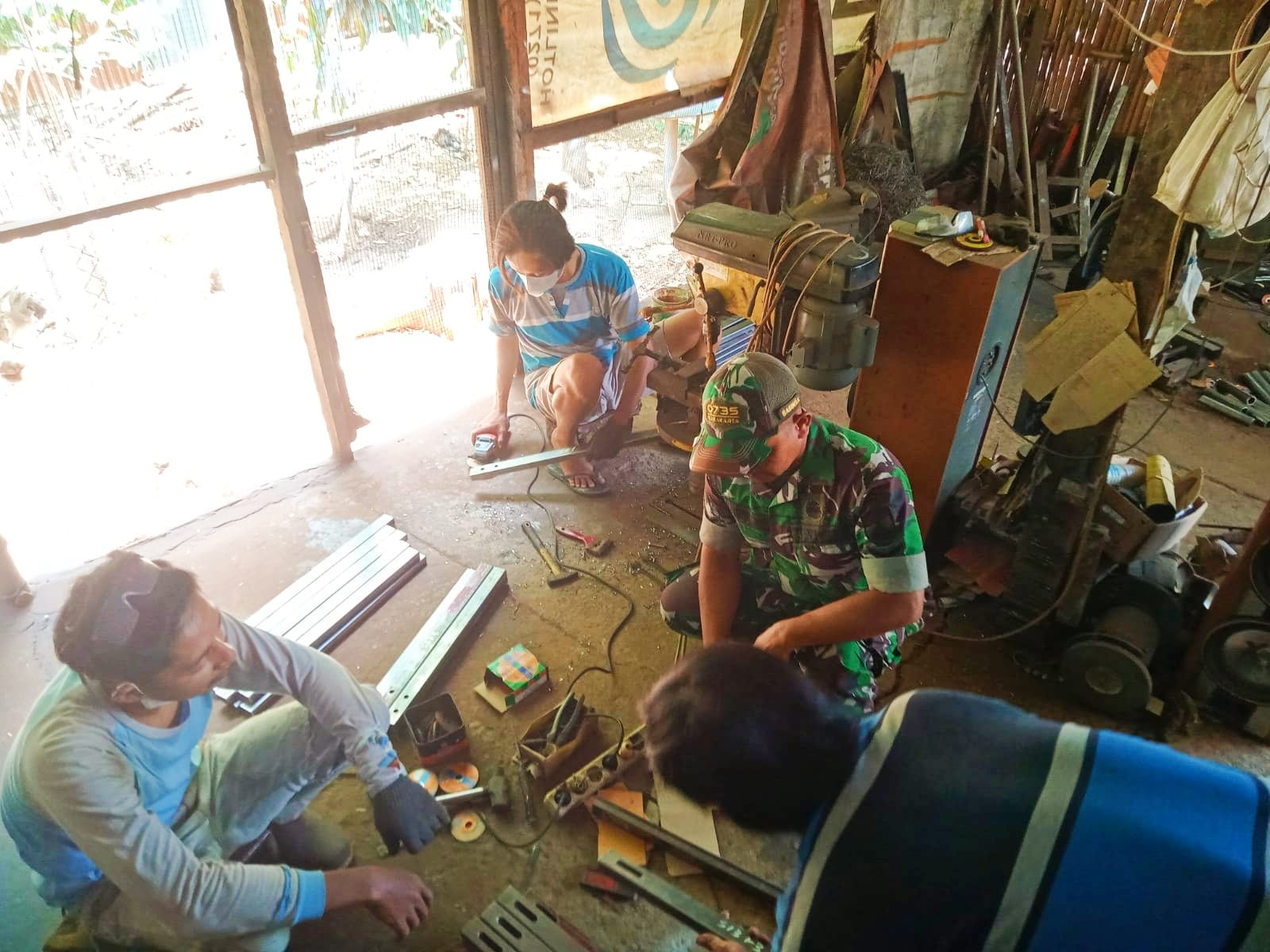 *Ada Maksud Apa Babinsa Banyuanyar Datangi Pemilik Bengkel Sparepart Motor..? Ternyata Oh Ternyata…*