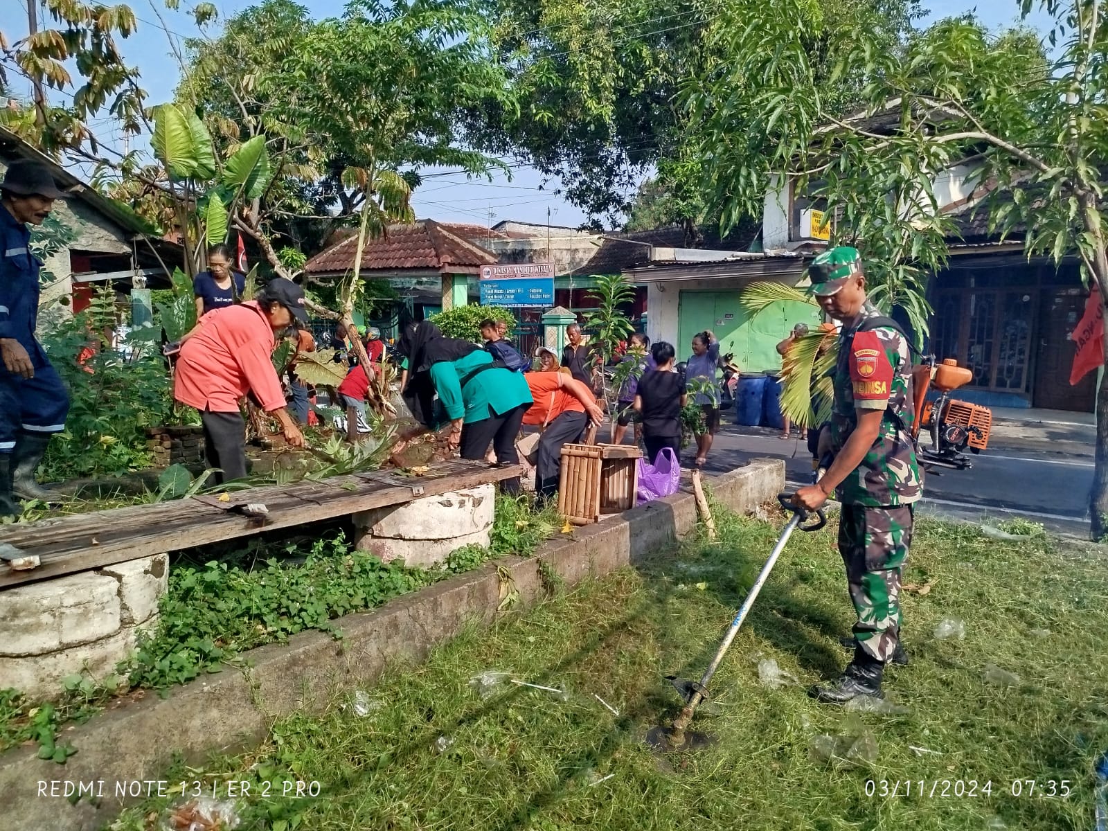 *Tumbuhkan Kesadaran Masyarakat Pentingnya Kebersihan, Babinsa Gilingan Pelopori Kerja Bakti Bersama Warga*