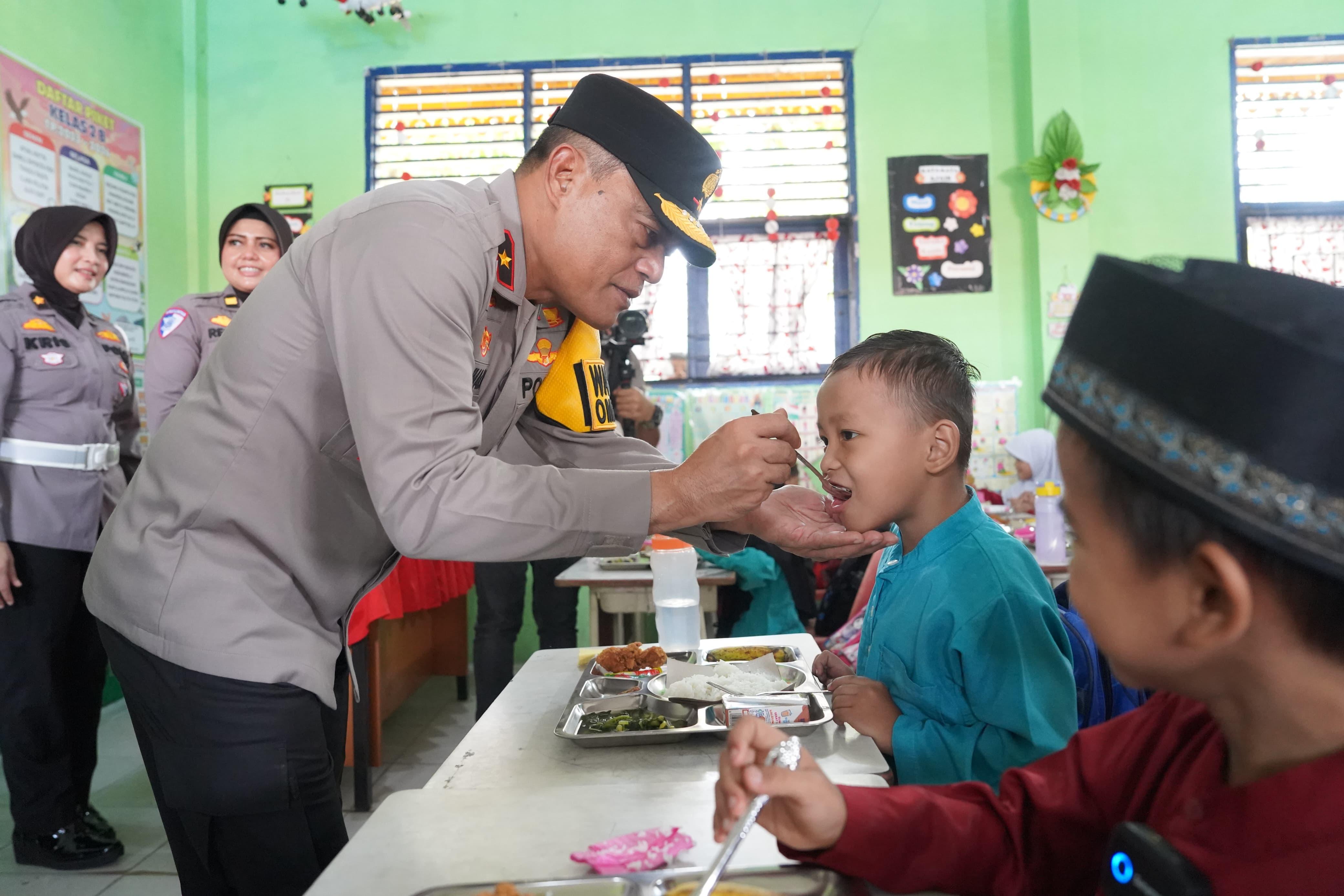 Lewat Makan Bergizi Gratis, Polda Riau Dukung Program Asta Cita Presiden untuk Anak-Anak Sekolah SDN 08 dan 09 Rumbai