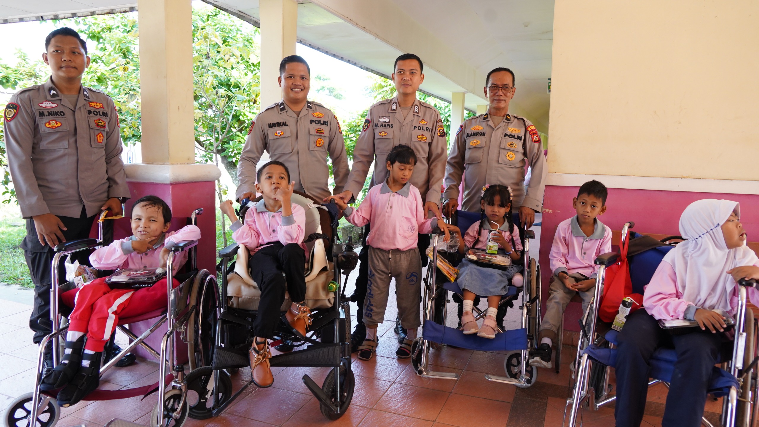 Polda Sumsel melaksanakan Program Pemberian Makanan Bergizi Kepada Siswa Siswi SLB BYPAC.