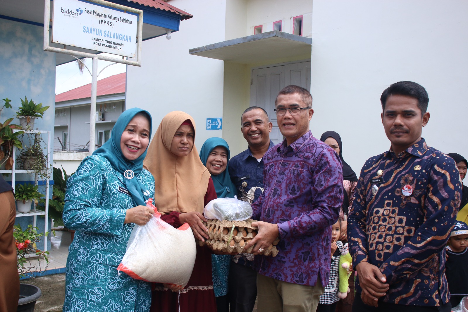 Dinas P3AP2KB kota Payakumbuh Salurkan Bantuan bagi Keluarga Beresiko Stunting