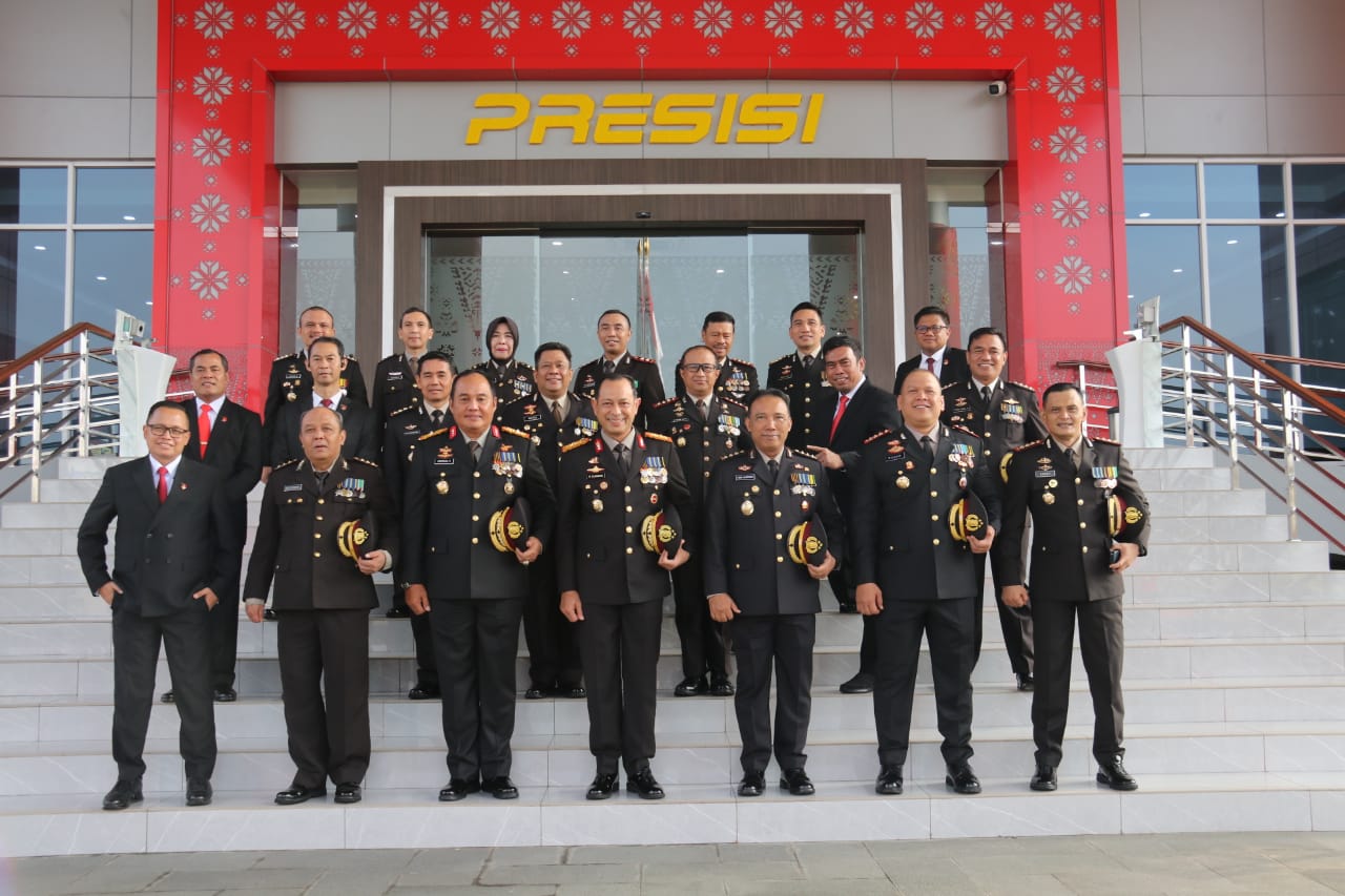 Memperingati Hari Pahlawan Polda Sumsel Menggelar Upacara Bendera.