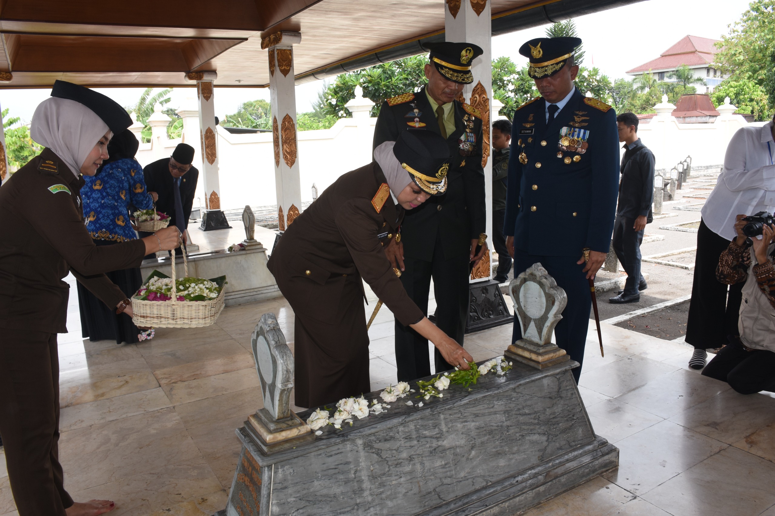 Peringati Hari Pahlawan, Danrem 072/Pamungkas Pimpin Upacara Dilanjutkan Ziarah Rombongan