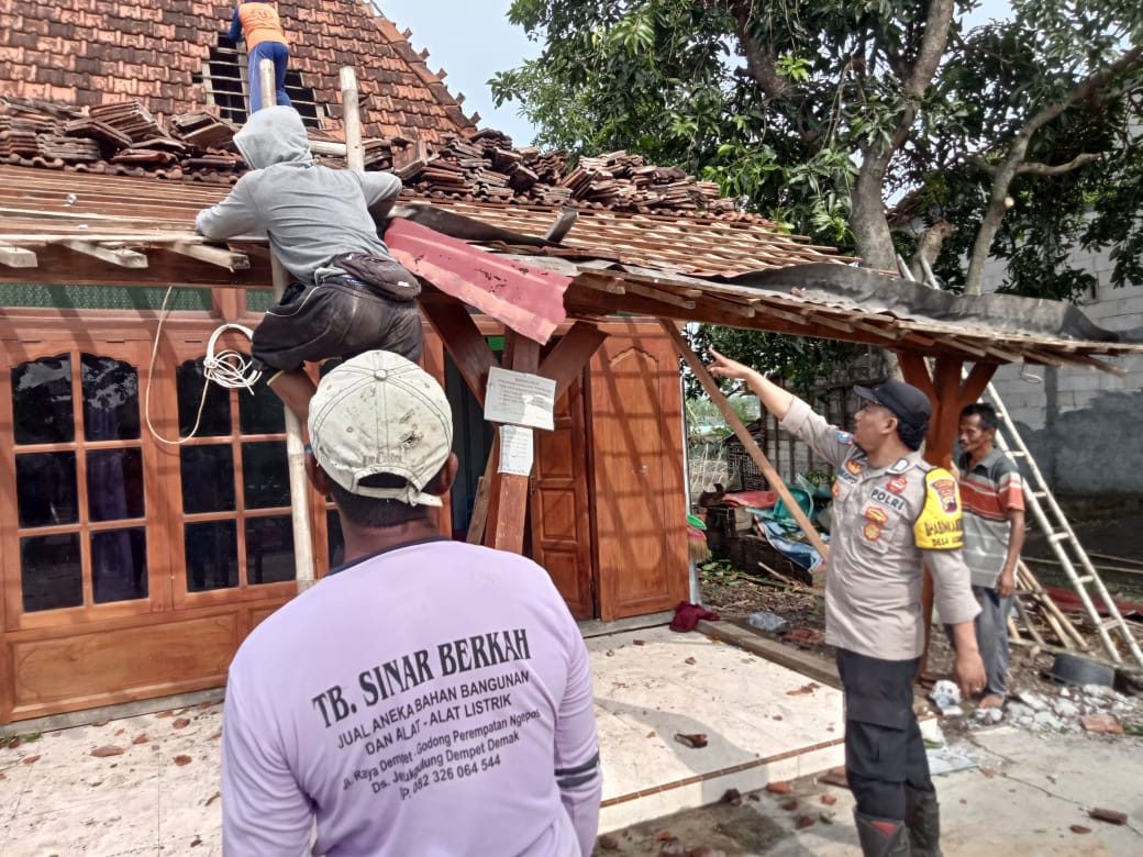 Polsek Dempet Bantu Perbaiki Rumah Akibat Bencana Puting Beliung