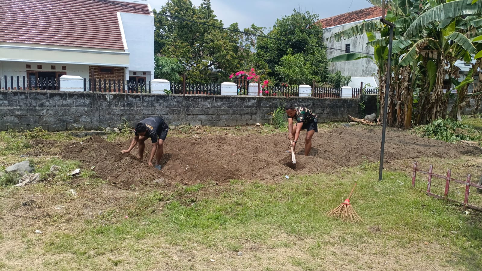 Anggota Ton Kes 403/WD Mengisi Kegiatan Berkebun Selepas Dinas