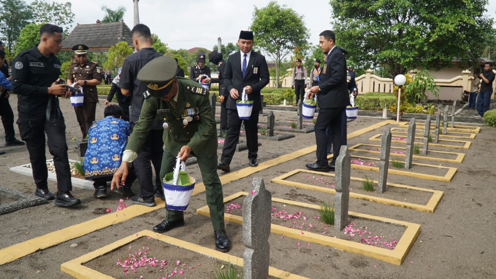 Personel Kodim 0730/Gunungkidul, Laksanakan Upacara Ziarah Nasional Tabur Bunga Peringatan Hari Pahlawan.