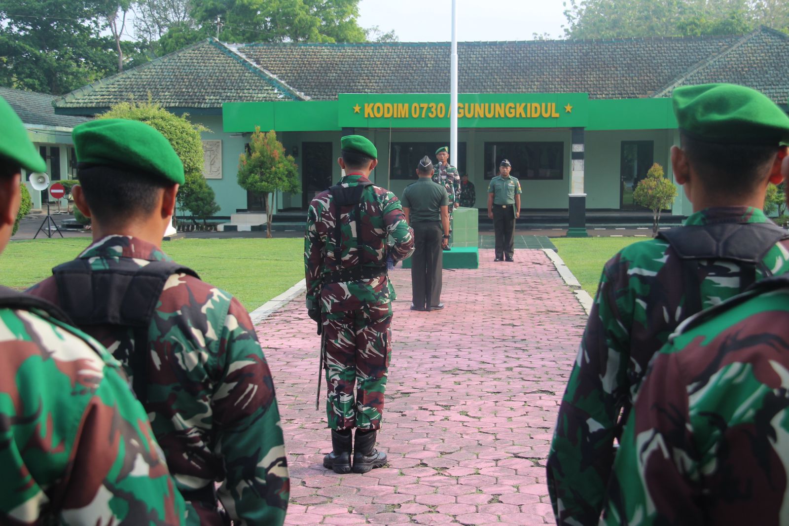 Danramil 04/Nglipar Pimpin Upacara Bendera Hari Senin.