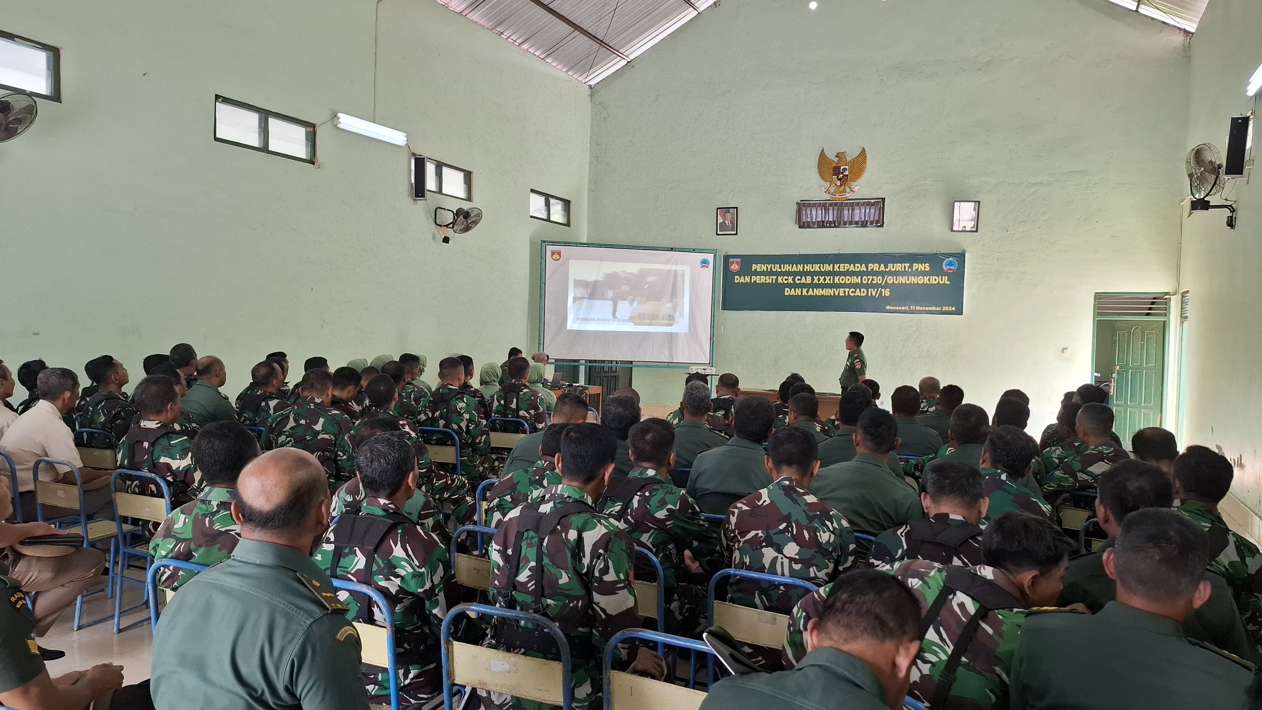 Anggota TNI,PNS,Persit Dan Minvetcad Gunungkidul Menerima Penyuluhan Hukum Dari Kumdam IV/Diponegoro.