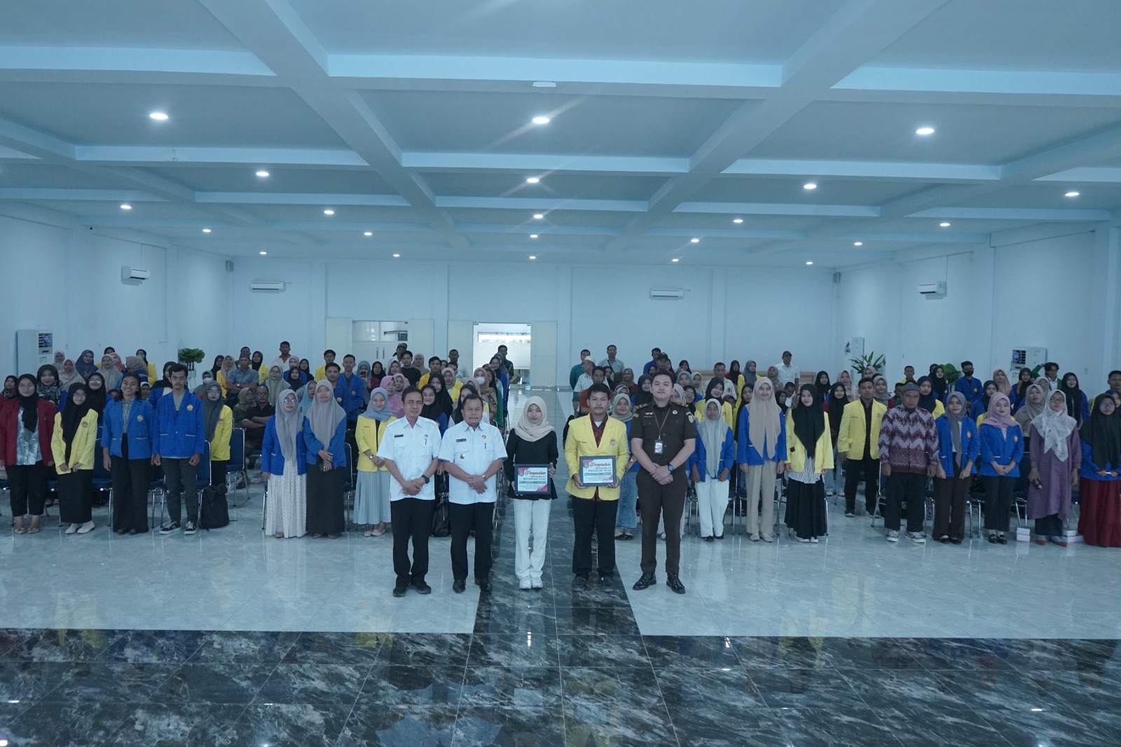 Pemerintah Kabupaten Asahan menyerahkan Beasiswa Bagi Mahasiswa Berprestasi dari Keluarga Tidak Mampu