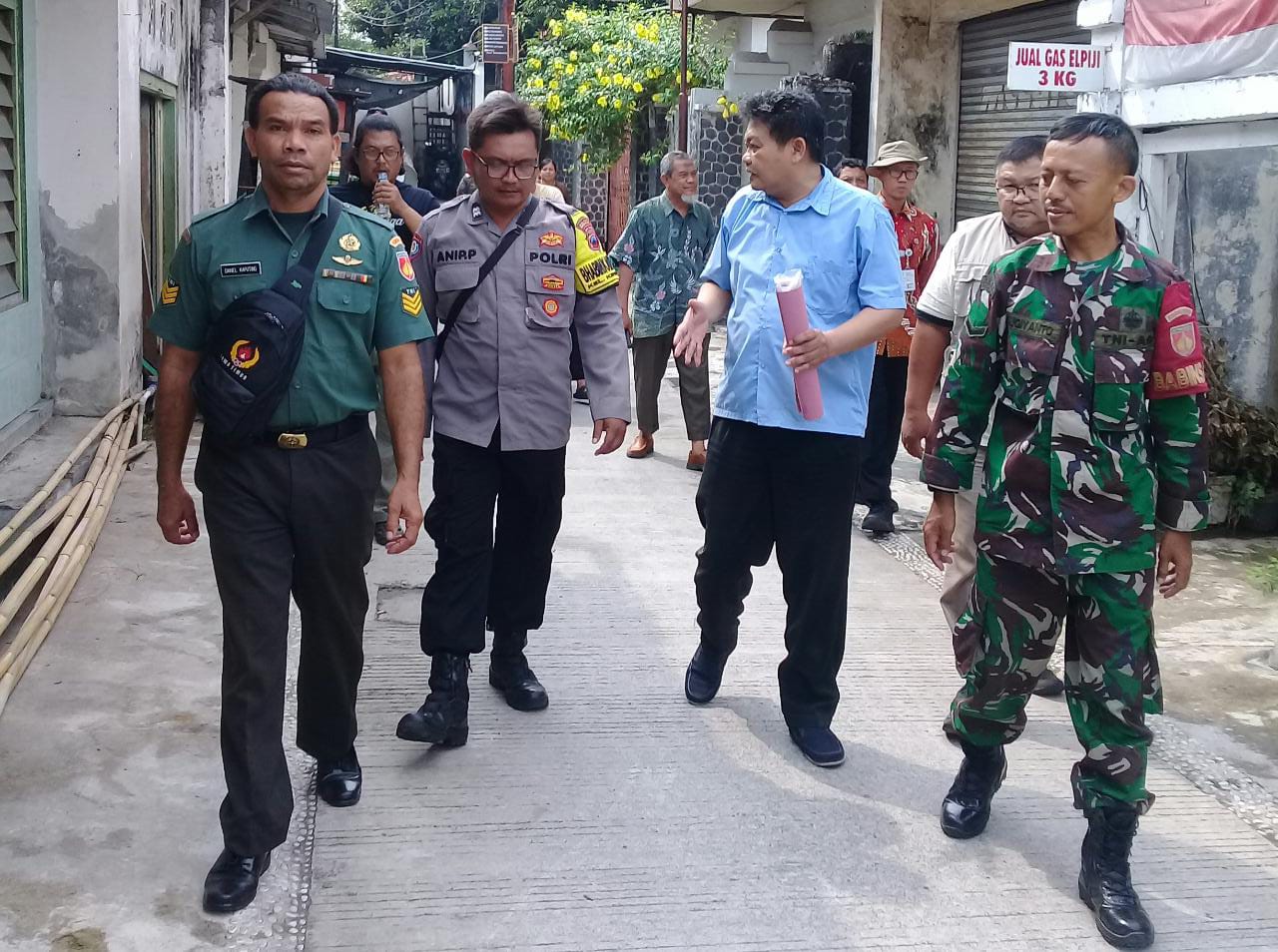 *Jelang Pilkada Serentak, Babinsa Keprabon Bersama Bhabinkamtibmas Aktif Laksanakan Patroli Wilayah*