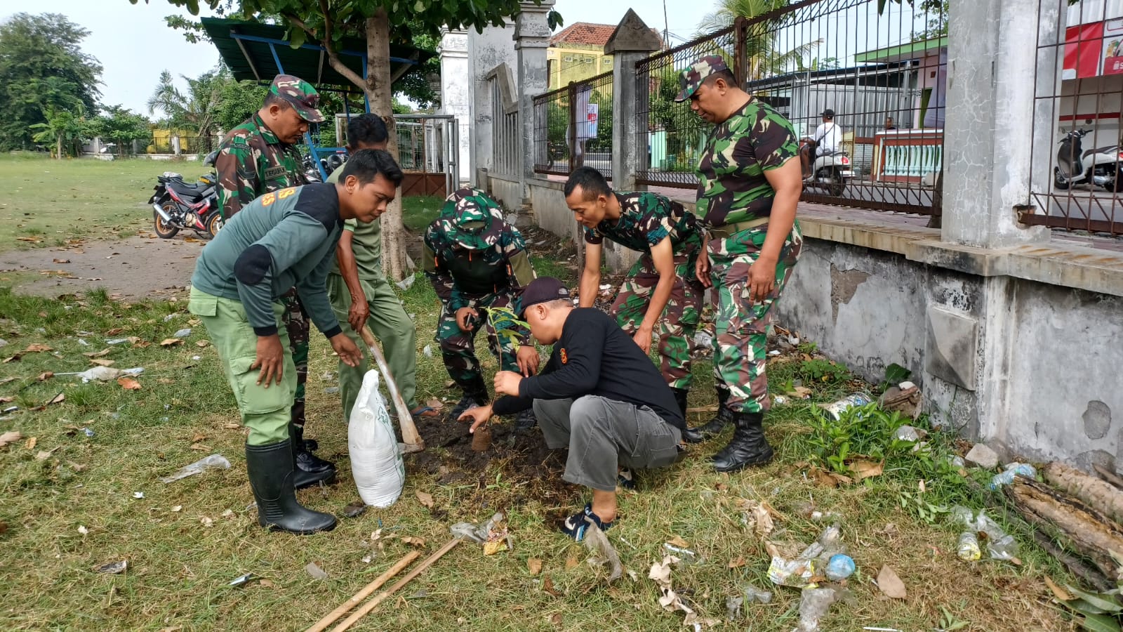 *Tanam Bibit Pohon Sukun, Tindakan Nyata Koramil 04/Jebres Bersama Linmas Kelurahan Mojosongo Tingkatkan Ketahanan Pangan di Wilayah*
