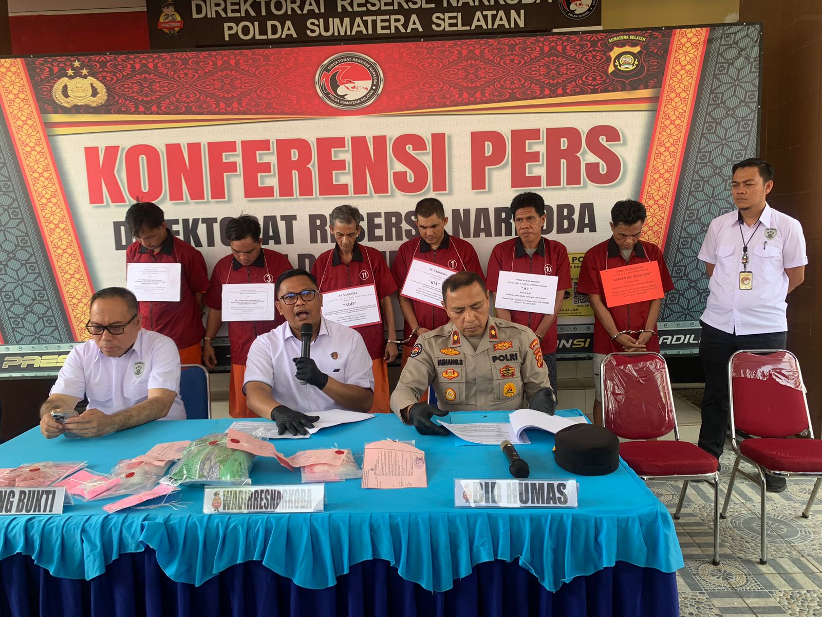 Pengedar Narkotika Jenis Sabu dan Pil ekstasi di amankan Polisi.