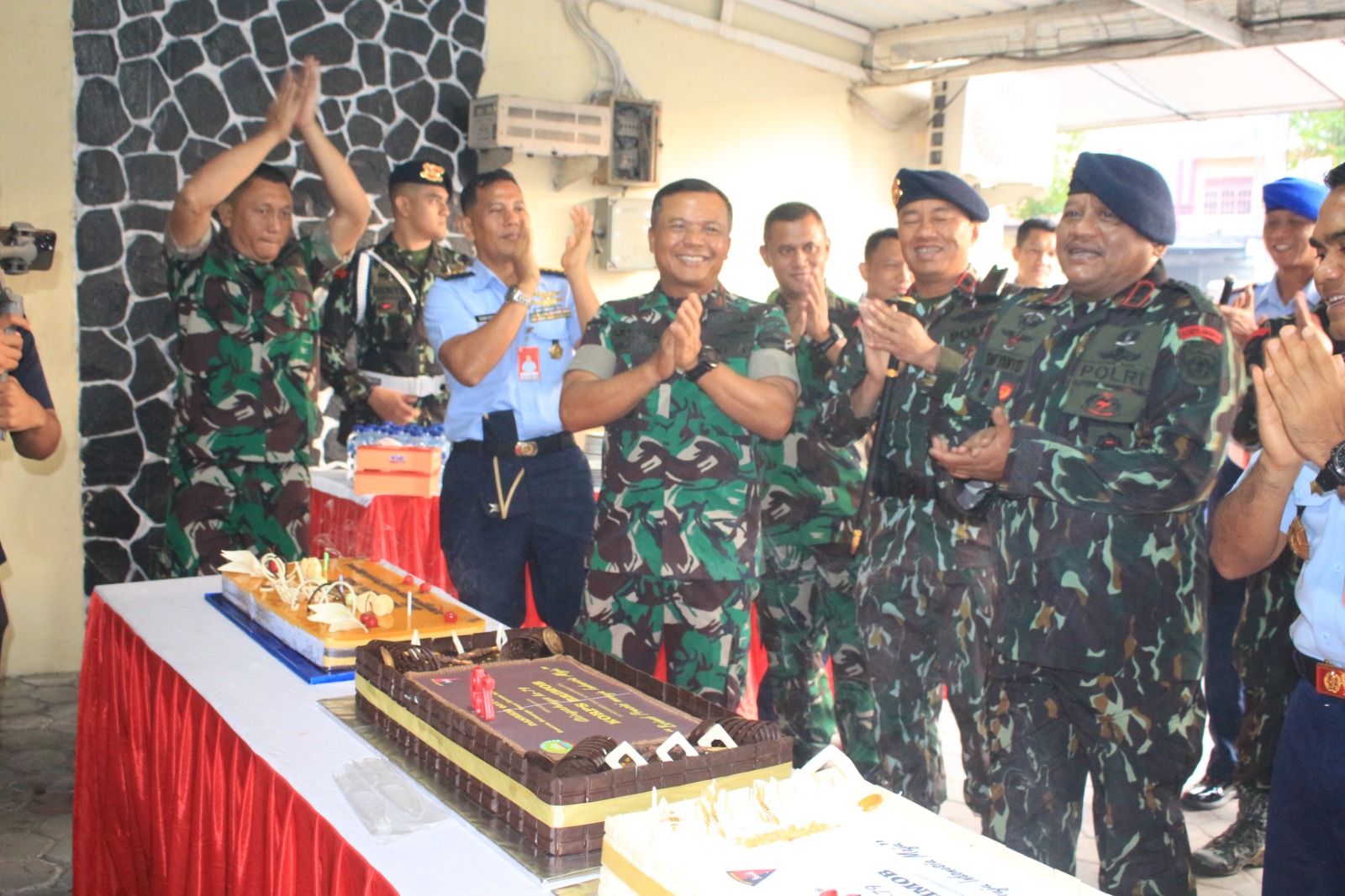 Danrem 031/Wira Bima Berikan Surprise kepada Dansat Brimob Polda Riau dalam Rangka HUT Brimob ke-79