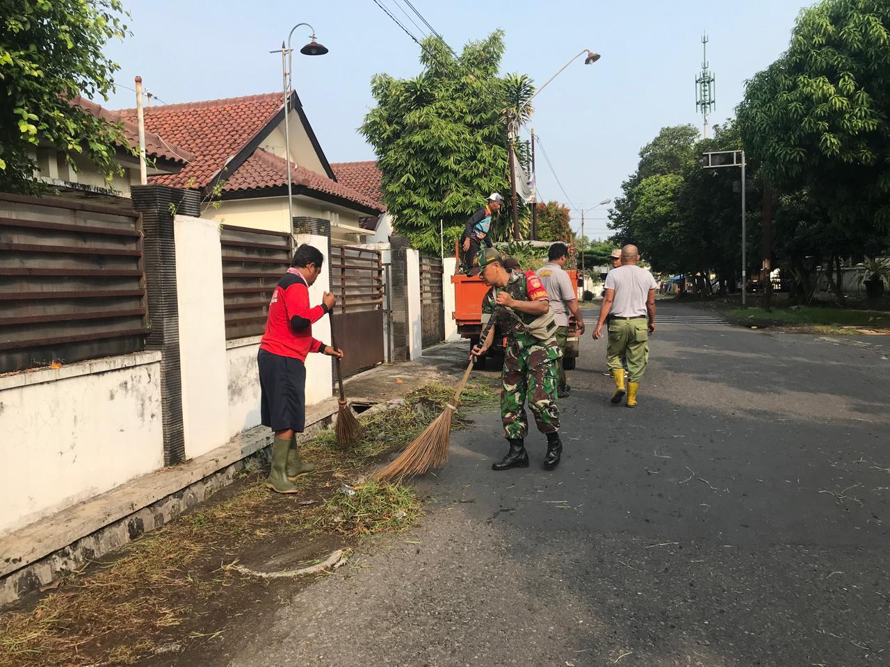 *Peduli Kebersihan Lingkungan, Babinsa Kepatihan Wetan Bersama Linmas Dan Tim Saberling Kerja Bakti Bersihkan Selokan Air*