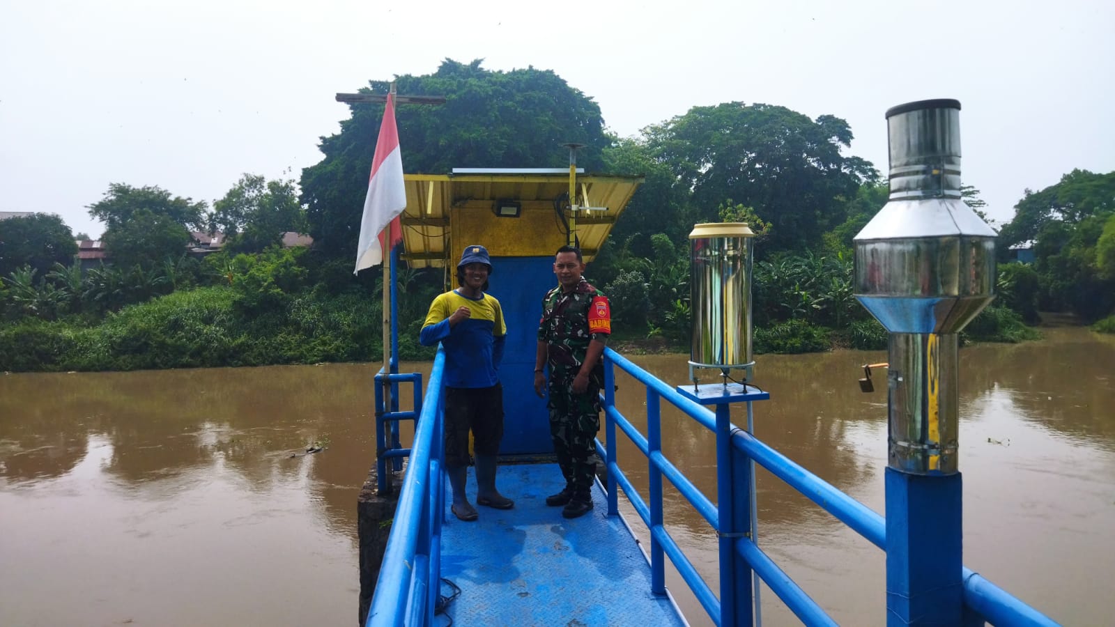 *Antisipasi Bencana Banjir Babinsa Pucangsawit Cek Kondisi Air Sungai di Pos Pantau Jurug*