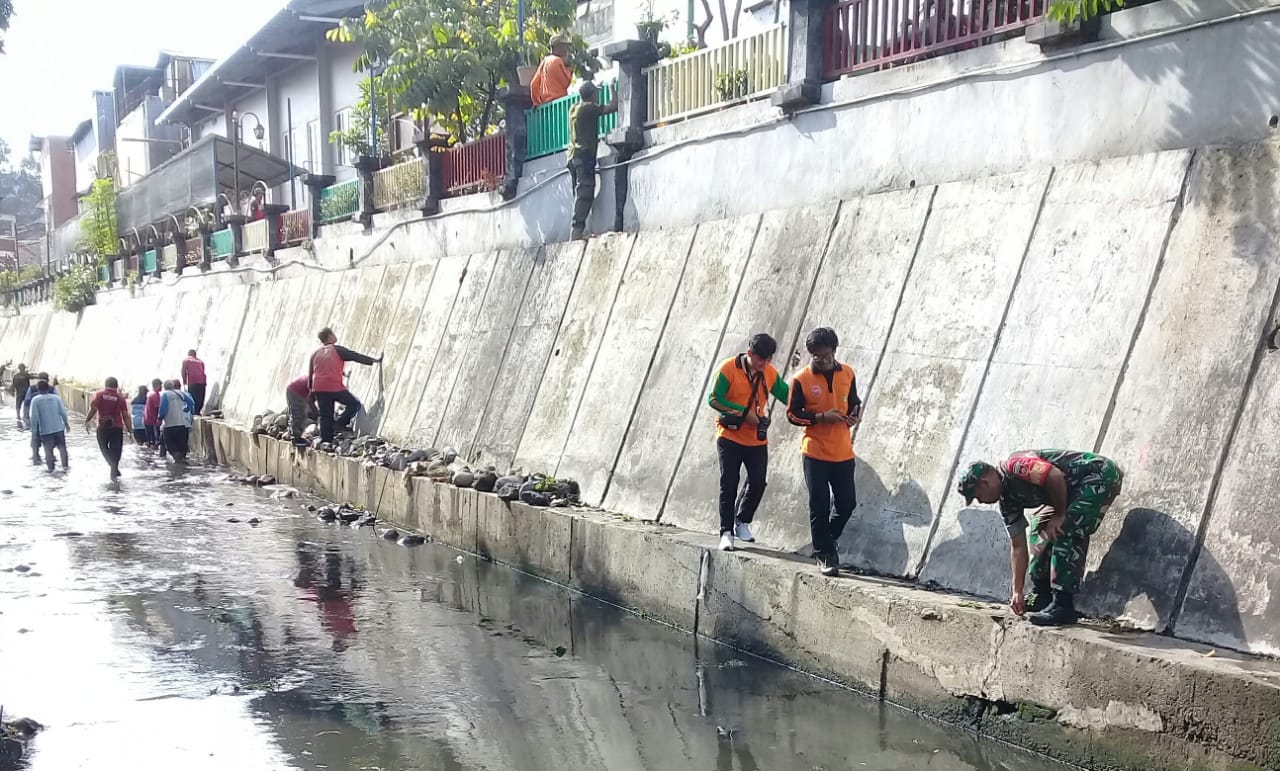 *Cegah Terjadinya Banjir, Babinsa Keprabon Bersama Elemen Masyarakat Laksanakan Kerja Bakti Resik-resik Kali Pepe*