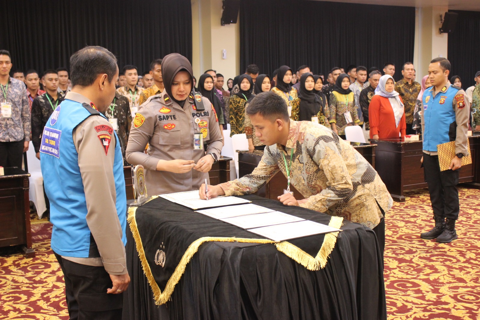 Kapolda Sumsel Menggelar Pengambilan Sumpah Penanda Tanganan Pakta Integritas Penerimaan Bintara Khusus.