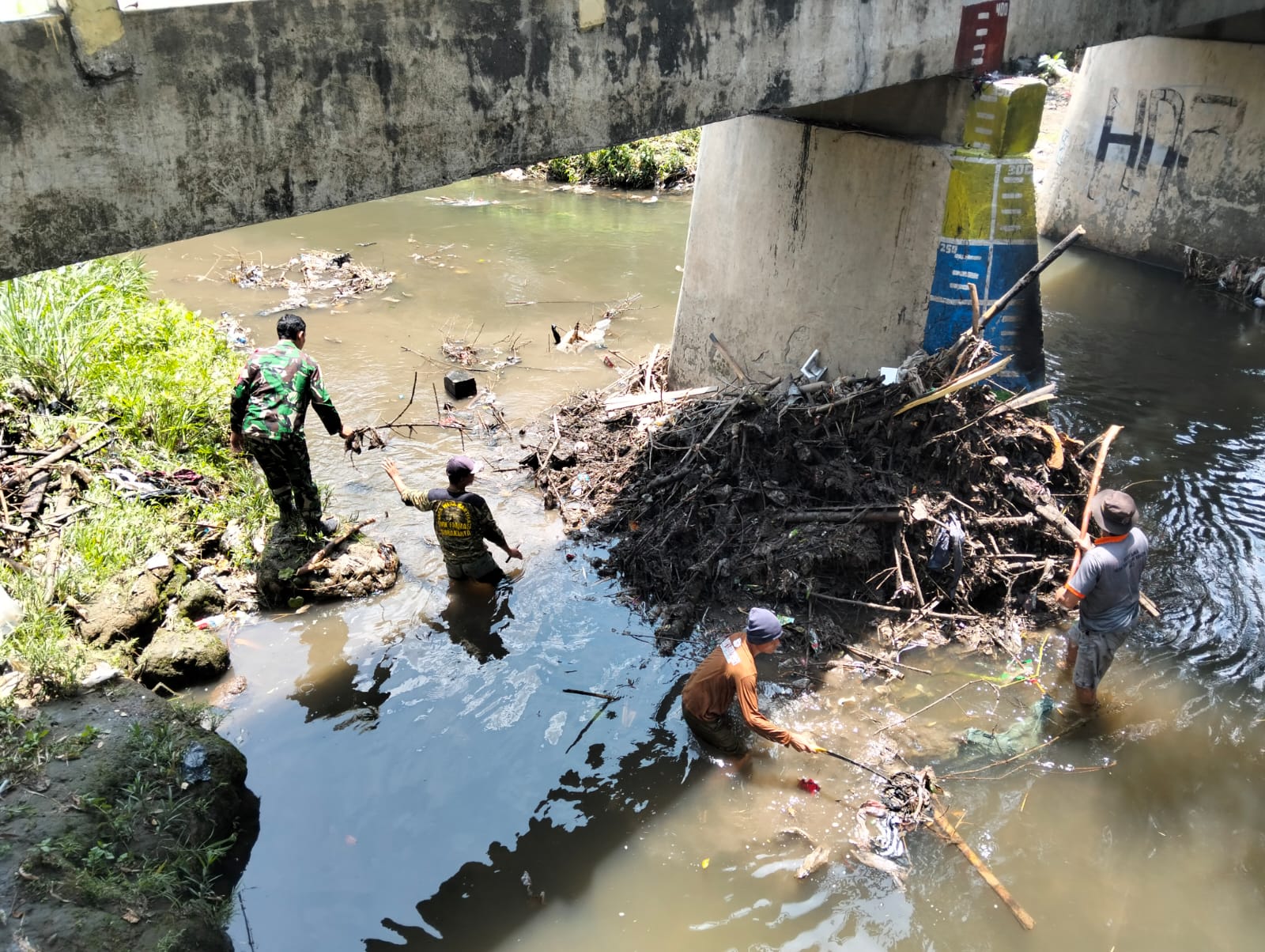 *Bersihkan Sampah di Kali Jenes, Babinsa Laweyan Berharap Tidak Terjadi Banjir Saat Musim Hujan Tiba*