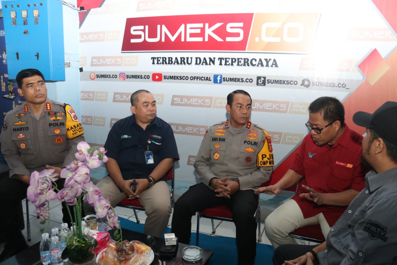 Kapolda Sumsel Menyerukan Pada Rekan Rekan Media Menyajikan Berita dan Konten positif Guna Mensukseskan Pilkada Serentak 2004.