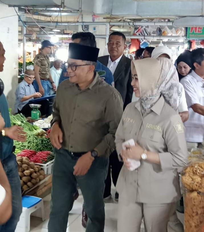 Nasrul Naga Blusukan ke Pasar Kota PadangPanjang Didampingi 4 Pengurus Parpol Pengusung