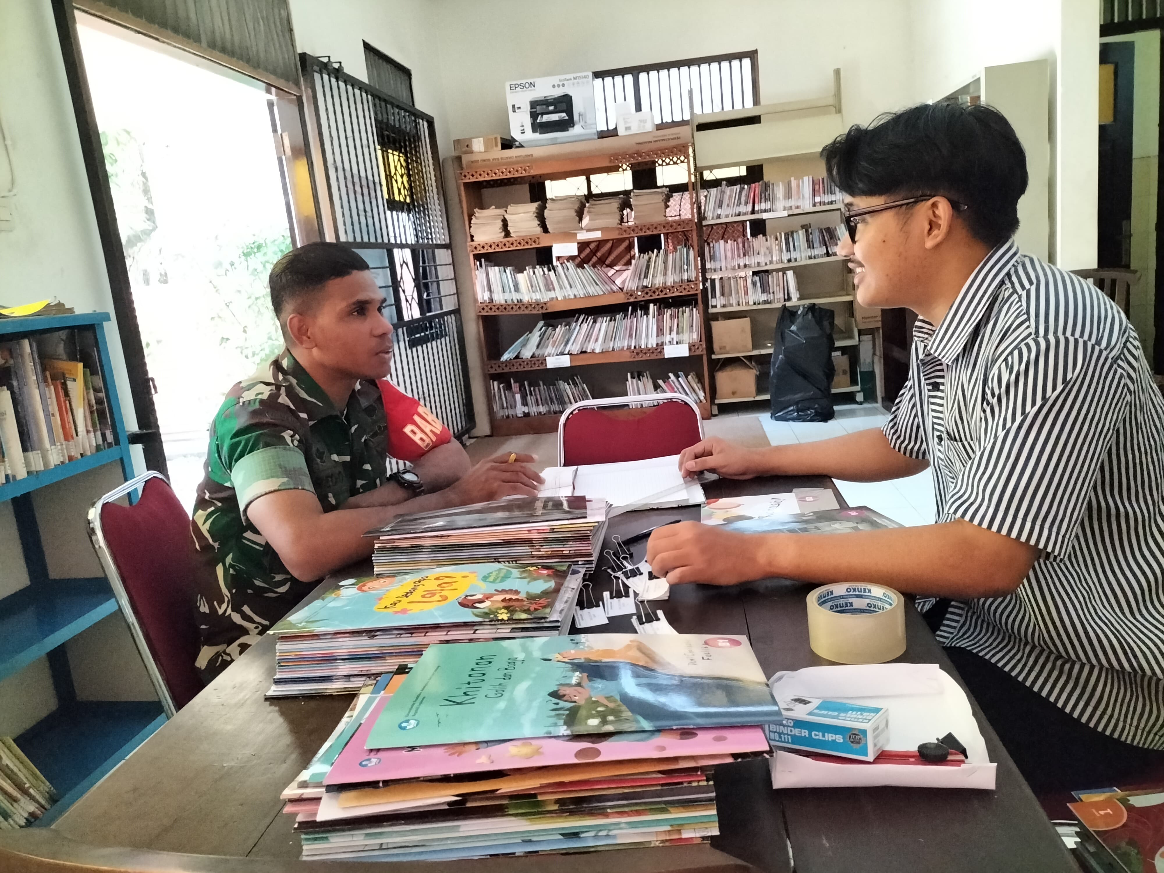 *Dukung Adanya Perpustakaan di Wilayah Binaan, Babinsa Laksanakan Komsos Dengan Pengelola Gedung Perpustakaan Sriwedari*